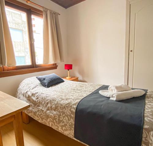 - une chambre avec un lit et une fenêtre dans l'établissement Hostería Suiza - Ex Casita Suiza, à San Carlos de Bariloche