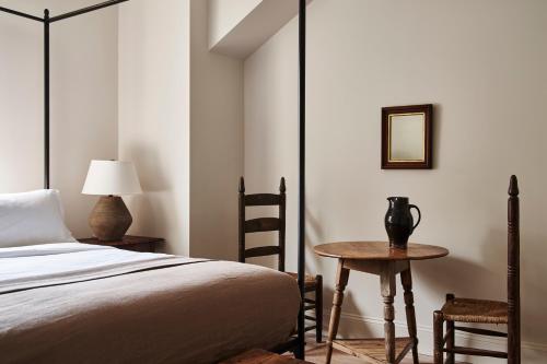 1 dormitorio con 1 cama, mesa y silla en Inness, en Accord
