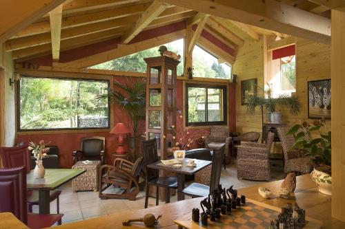 sala de estar con mesa y tablero de ajedrez en Hôtel Auberge Du Morge, en Les Échelles