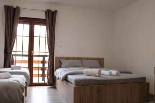 Una cama o camas en una habitación de Eleon Motel