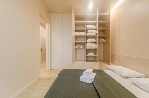 een kamer met een bed en een kast met handdoeken bij 638 Cozy apartment in the residential complex "French Quarter" in Kiev