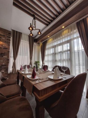 a dining room with a long table and chairs at Eleon Motel in Brezovicë