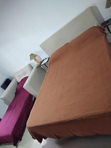 Zimmer mit 2 Betten und einem Tisch in der Unterkunft Bienvenidos a mi casa in Chajarí