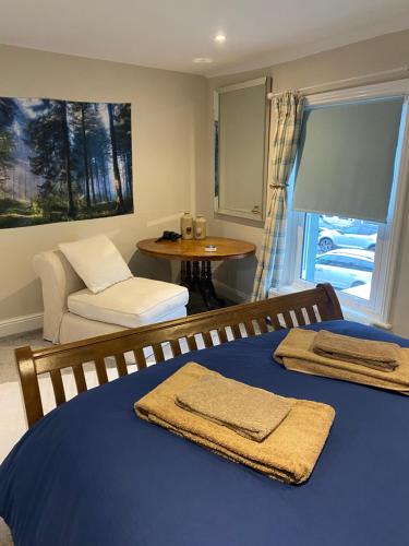 sypialnia z łóżkiem z ręcznikami na górze w obiekcie Flat 2, 22 the square centre of Dalston village w mieście Dalston