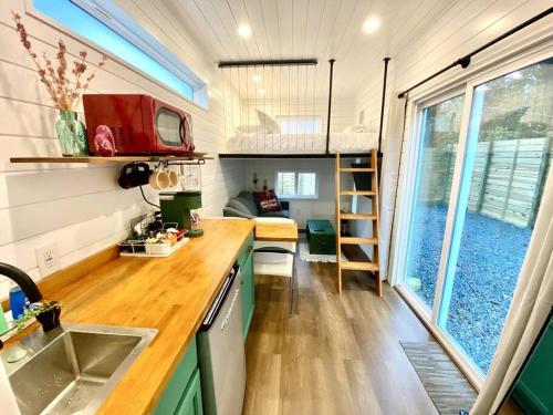 - une cuisine dans une petite maison avec évier dans l'établissement Entirely Private Tiny Home - 1 Mile to UF, à Gainesville