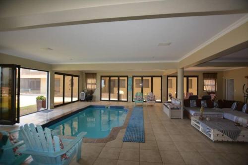 Swimming pool sa o malapit sa Longbeach villa with a seaview to enjoy the beach.