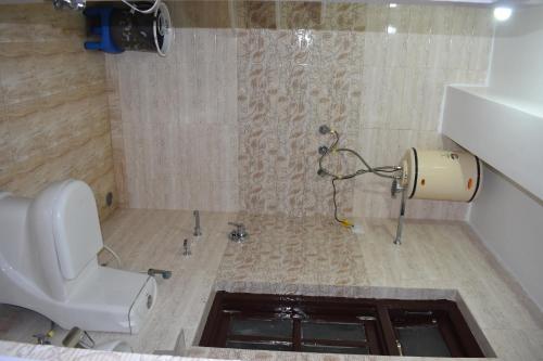 uma casa de banho com um WC e um lavatório em Prairie Lodge em Shimla
