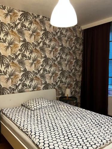 um quarto com uma cama com papel de parede floral em Anna Flat em Gent