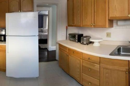 Cuisine ou kitchenette dans l'établissement Lovely two bedroom river-view rental unit