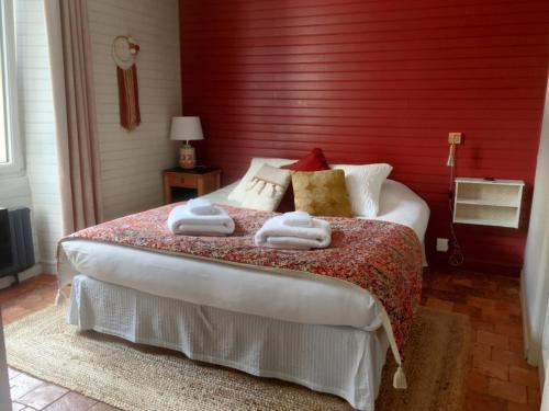 a bedroom with a bed with towels on it at Le Logis des Mariniers in Chalonnes-sur-Loire