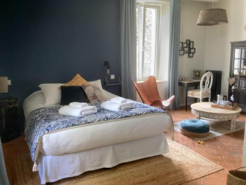 a bedroom with a bed with two towels on it at Le Logis des Mariniers in Chalonnes-sur-Loire