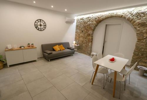 una sala de estar con un sofá y una mesa en Casanica-Taormina, en Taormina