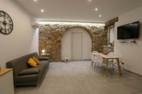 una sala de estar con un sofá y una mesa en Casanica-Taormina, en Taormina
