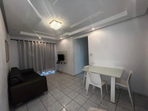 ein Wohnzimmer mit einem Tisch und einem Sofa in der Unterkunft Apartamento/Flat em Aracaju in Aracaju