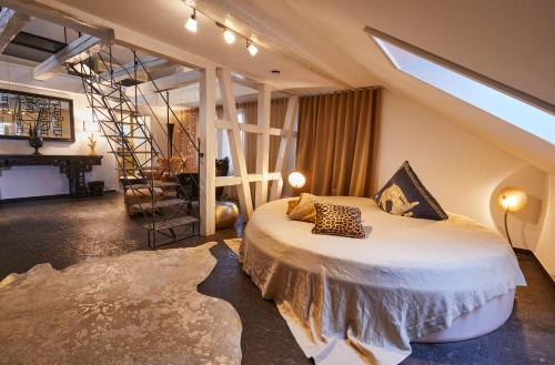 ein Schlafzimmer mit einem Bett im Dachgeschoss in der Unterkunft Der Zauberlehrling in Stuttgart