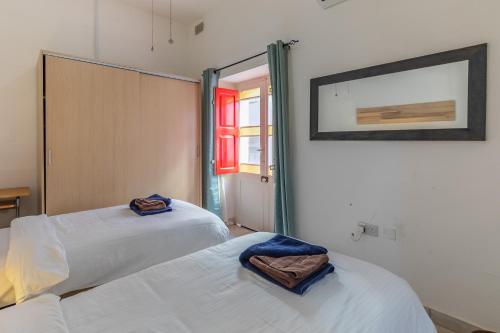 Ένα ή περισσότερα κρεβάτια σε δωμάτιο στο Bormla - Comfortable two bedroom apartment
