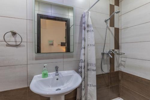 Ένα μπάνιο στο Bormla - Comfortable two bedroom apartment