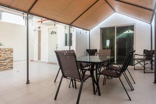 a dining room with a table and chairs at Casa Monik, a dos pasos de la Playa in Cancún