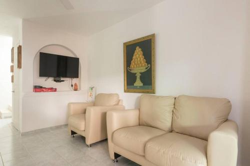 a living room with a couch and two chairs at Casa Monik, a dos pasos de la Playa in Cancún