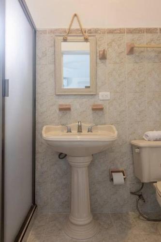 a bathroom with a sink and a toilet at Casa Monik, a dos pasos de la Playa in Cancún
