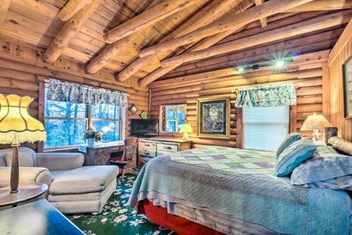Cette cabane en rondins comprend un lit et un bureau. dans l'établissement Gatlinburg Log Cabin with Hot Tub and Mtn Views!, à Gatlinburg