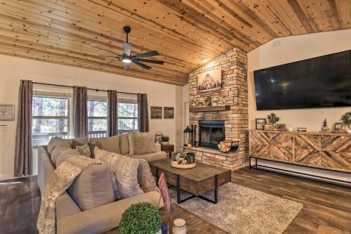 Modern Show Low Cabin with Deck about 4 Mi to Lake!