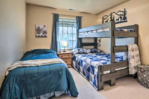 een slaapkamer met 2 bedden en een stapelbed bij Homey Ridgetop Retreat - Walk to Hiking and Biking in Clear Spring