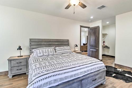 une chambre avec un grand lit et un ventilateur de plafond dans l'établissement Pet-Friendly Show Low Cabin Near Hiking!, à Show Low