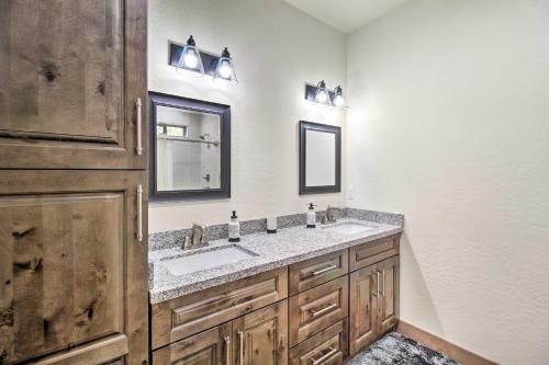 une salle de bain avec un lavabo et un miroir dans l'établissement Pet-Friendly Show Low Cabin Near Hiking!, à Show Low