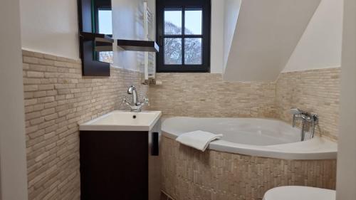 uma casa de banho com uma banheira, um lavatório e um WC. em RAJ Living - 5 Room House with Terrace - 35 Min to Messe DUS em Mönchengladbach