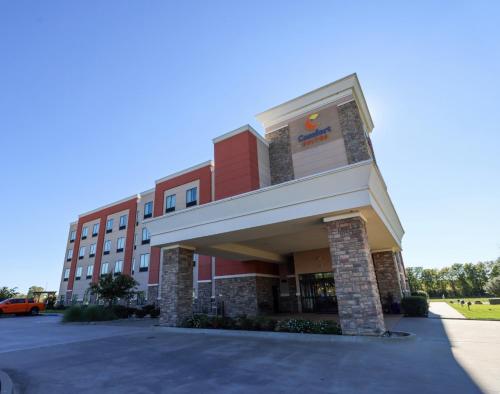 a front view of a hotel building at Comfort Suites Bossier City - Shreveport East in Bossier City