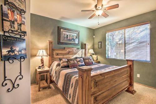 une chambre avec un lit et un ventilateur de plafond dans l'établissement On-Site Trails and Deck Show Low Cabin!, à Show Low