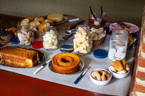 een tafel vol met verschillende soorten brood en gebak bij Garça Branca in São Roque de Minas
