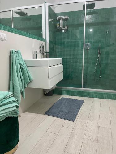y baño con lavabo y ducha. en LUxRO Home en Crotone