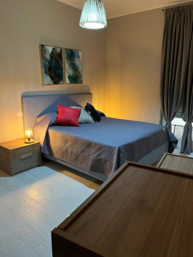 Un dormitorio con una cama con almohadas rojas. en LUxRO Home en Crotone
