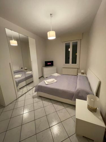 1 dormitorio con 1 cama grande y espejo en FEELS LIKE HOME, en Bolonia