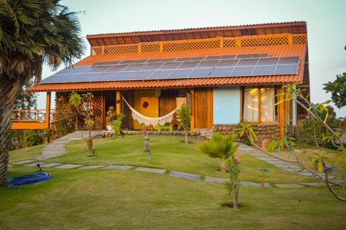une maison avec des panneaux solaires sur le toit dans l'établissement Pousada Theodora, à Macapá