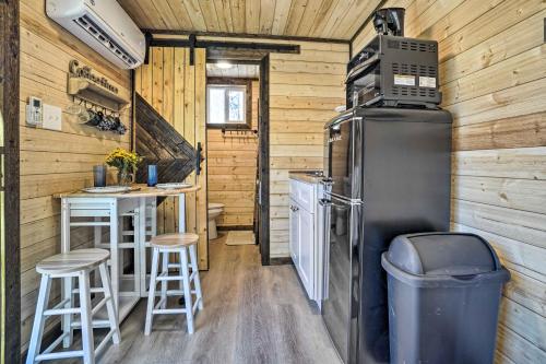 Kuchyň nebo kuchyňský kout v ubytování Tiny Home with Hot Tub By Mohican State Park!