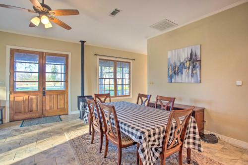 Gambar di galeri bagi Charming Gainesville Retreat Barn, Horses Welcome di Gainesville