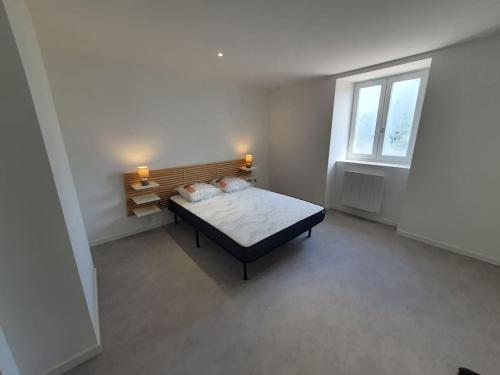 - une petite chambre avec un lit et une fenêtre dans l'établissement FOREZ - Appartement atypique et authentique, à Saint-Galmier