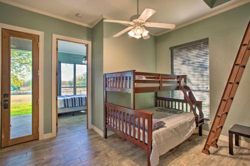 Charming Gainesville Retreat with Barn and Grill! في غينزفيل: غرفة نوم مع سرير بطابقين ومروحة سقف