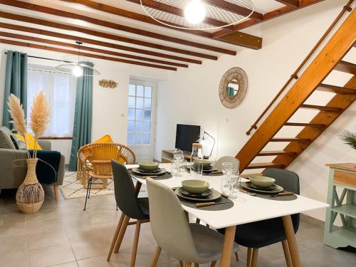 une salle à manger avec une table et des chaises blanches dans l'établissement Maison centre Les Pieux*Wifi*OXO, aux Pieux
