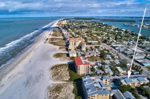 - Vistas aéreas a la playa en condominio en 5 Star 30 Steps from Beach l 3m Walk to Rest & Shops, en Clearwater Beach