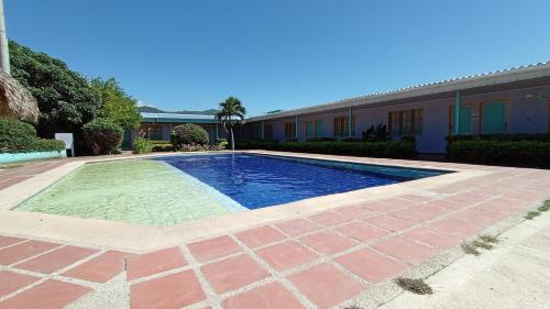 una piscina frente a una casa en Hotel Brisas De Neguanje, en Santa Marta