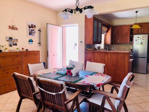 cocina con mesa de comedor y sillas en Chloe's Sunrise Beach House, en Atenas