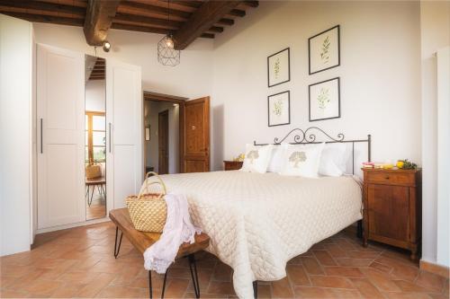 A bed or beds in a room at Casa Ora d'Oro - PANORAMIC VIEWS / POOL / PRIVATE GARDEN