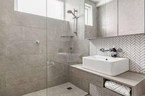 Phòng tắm tại Condo Moments to Elwood Beach and Village