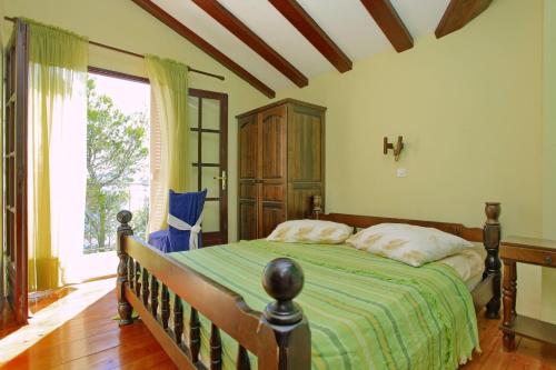 1 dormitorio con cama y ventana grande en Villa Hope 1, en Vela Luka