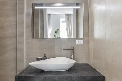 łazienka z dużą białą wanną na ladzie w obiekcie MilanRentals - Altea Apartment w Mediolanie