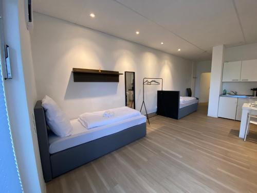 una grande camera con letto e cucina di Apartment mit vier Einzelboxspringbetten - Netflix a Goch